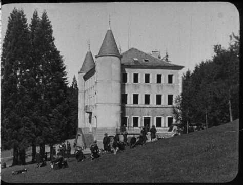 Une colonie scolaire de vacances, château de Montbarnier, près d'Yssingeaux - version sonore | Office du Cinéma scolaire et Éducateur de Saint-Étienne